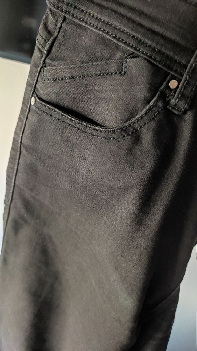 Pantalón beige Stradivarius talla 38