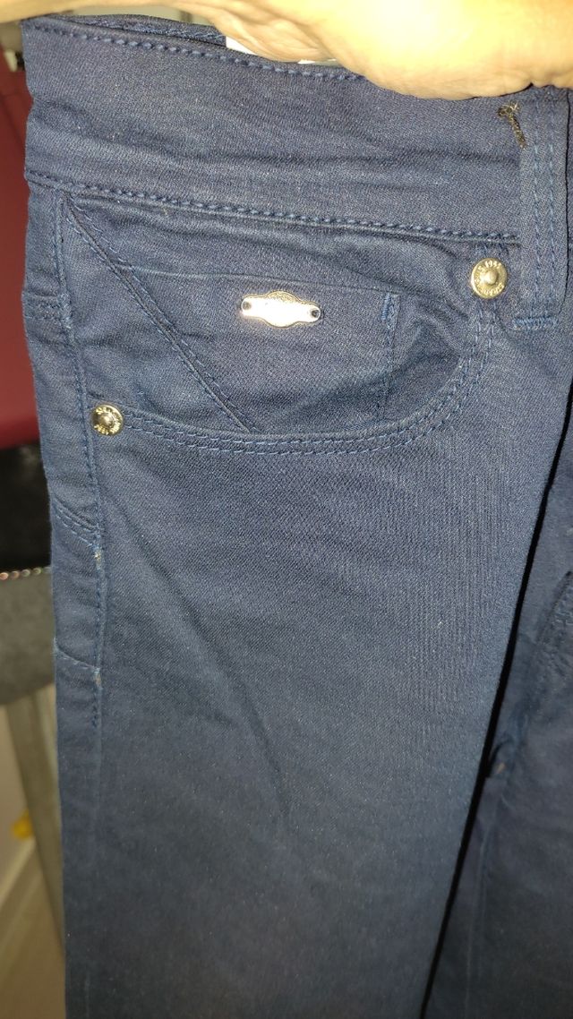 Pantalón burdeos Stradivarius