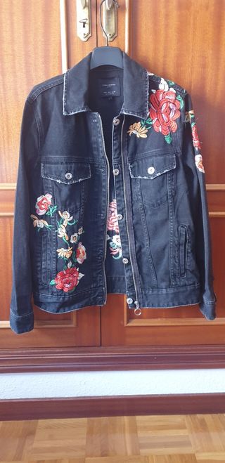Cazadora vaquera con bordados de flores
