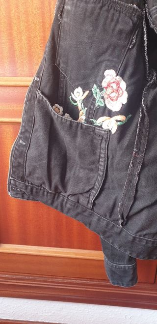 Cazadora vaquera con bordados de flores
