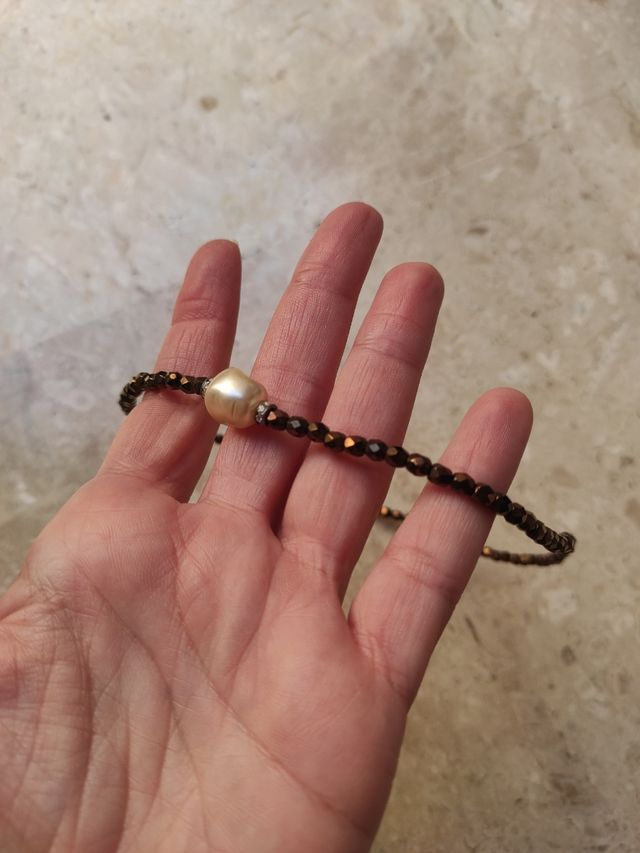 Conjunto marrón y perlas