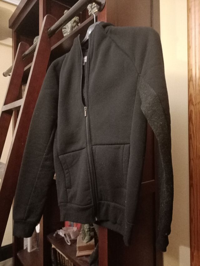 Sudadera negra forrada borrego