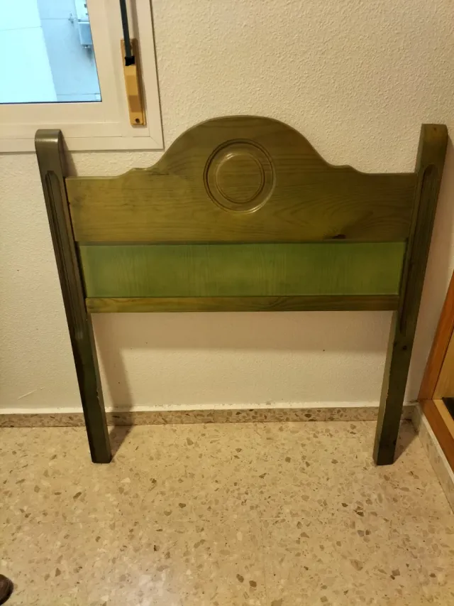 Cabeceros, mesitas y escritorios madera.