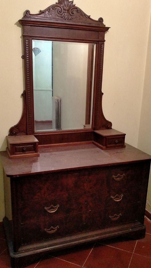 mobile antico con cassetti e specchio
