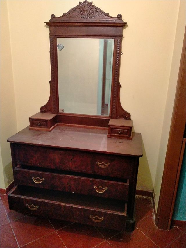 mobile antico con cassetti e specchio