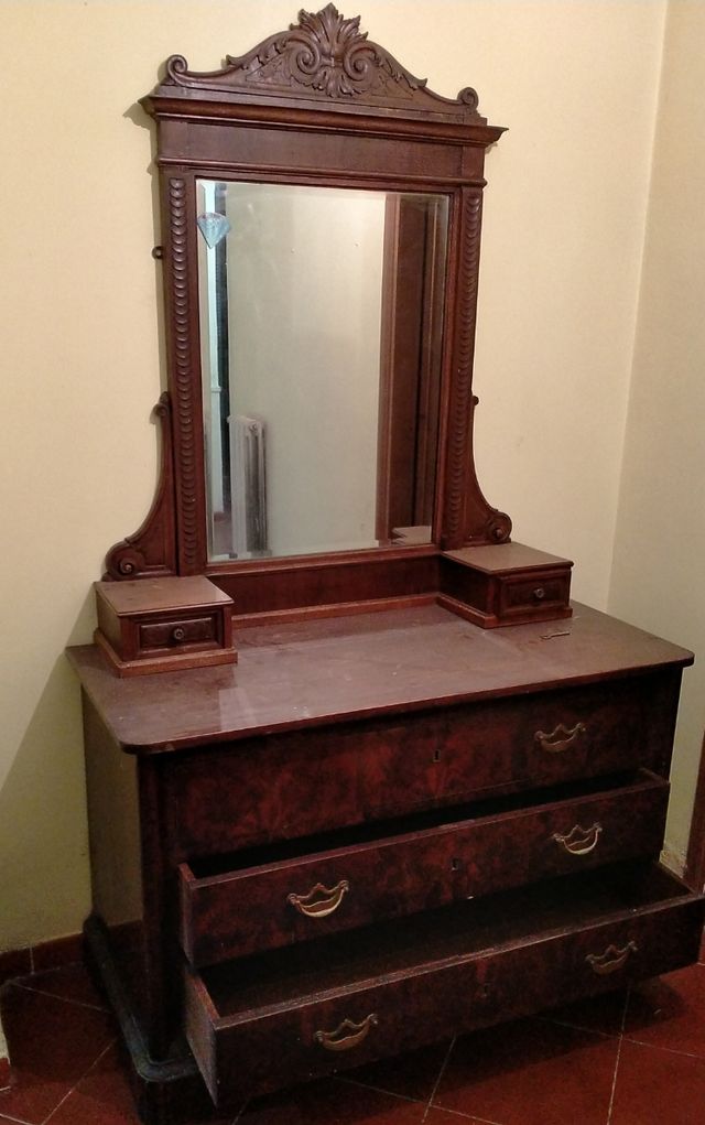 mobile antico con cassetti e specchio