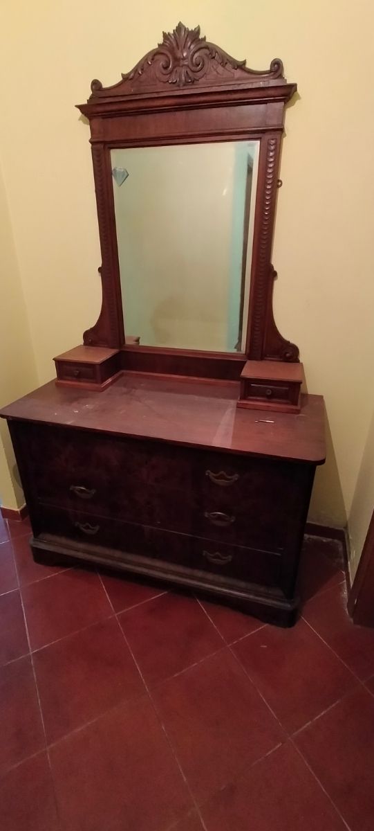 mobile antico con cassetti e specchio
