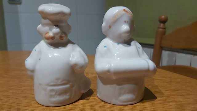  Figuras de porcelana. Sal y pimienta