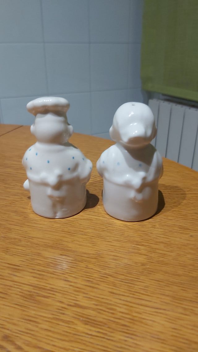  Figuras de porcelana. Sal y pimienta