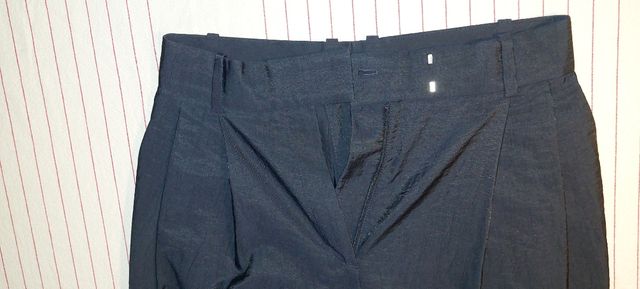 Pantalón Cos azul oscuro.