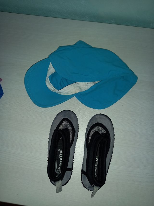 gorra uv 50 3 a 4 años y cangrejos chanclas 26