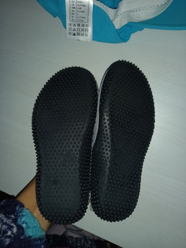 gorra uv 50 3 a 4 años y cangrejos chanclas 26