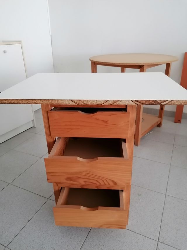 Mesa con cajónes