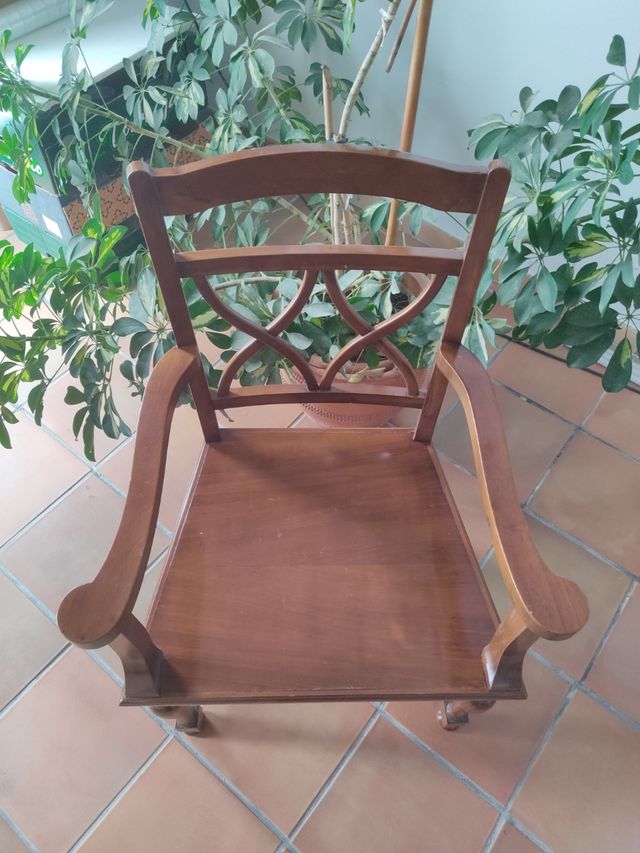 Sillón de Madera Antigua