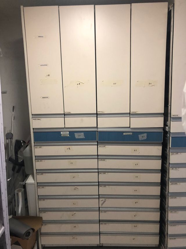 Cajoneras por módulos para farmacia de segunda mano por 200 EUR en