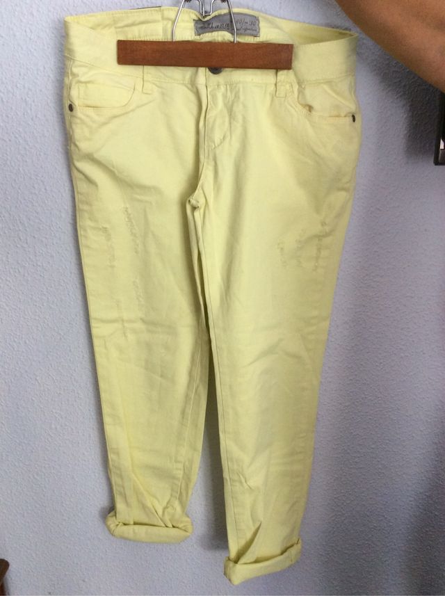 Pantalon vaquero desgastado amarillo