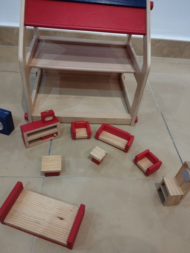 casita de madera con complementos