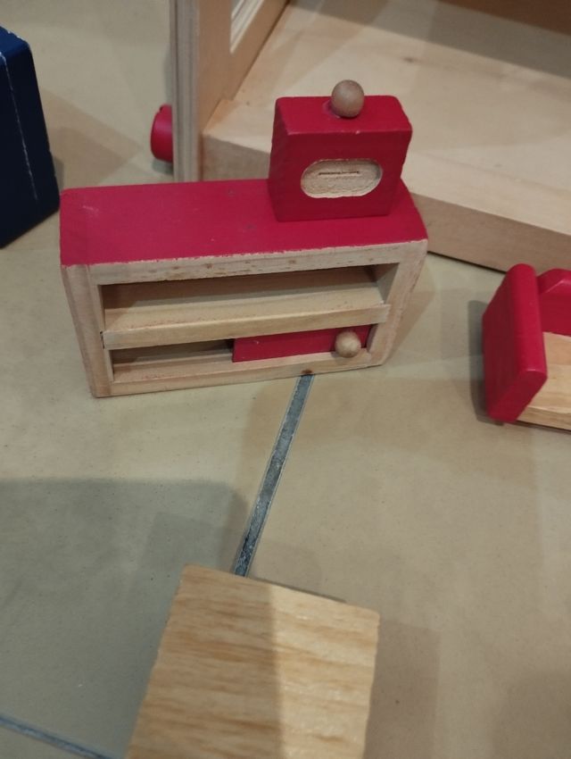 casita de madera con complementos