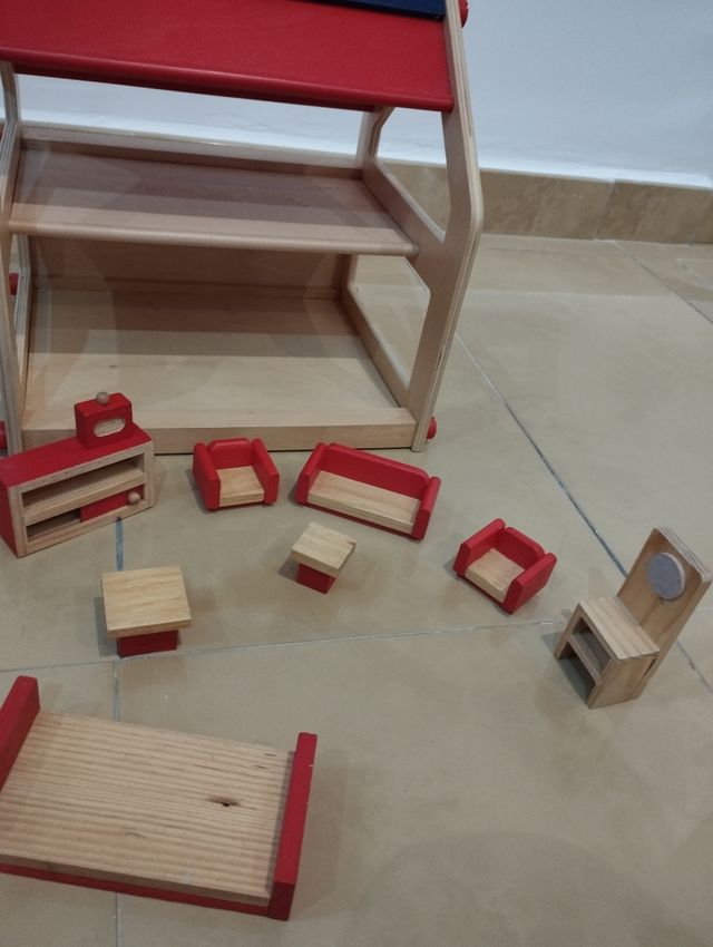 casita de madera con complementos