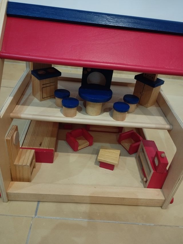 casita de madera con complementos