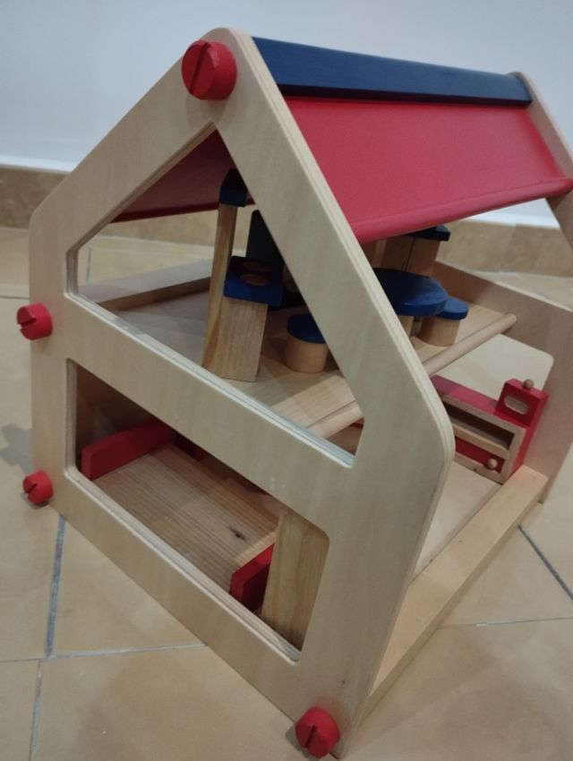 casita de madera con complementos