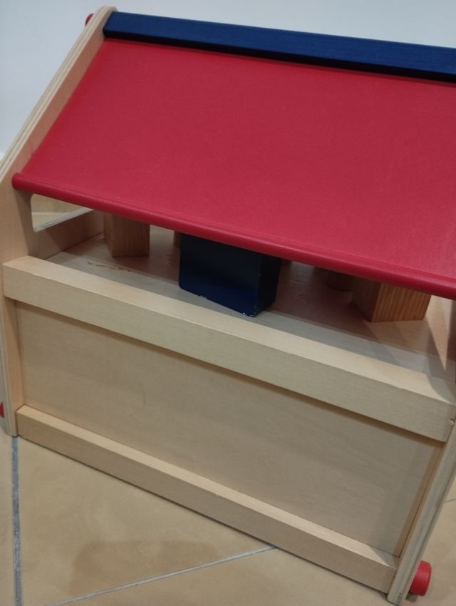 casita de madera con complementos