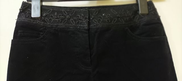 Pantalón negro de Cortefiel.