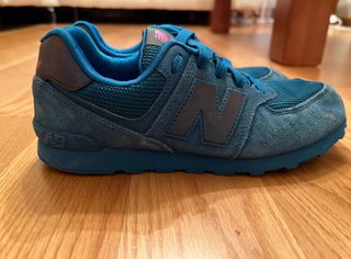 Zapatillas New Balance azules número 37,5 de segunda mano por 10 EUR en  Navas del Rey en WALLAPOP