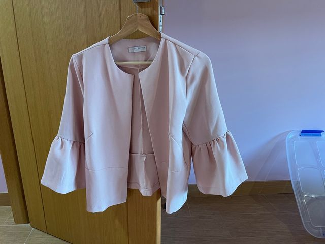 Chaqueta rosa con volantes