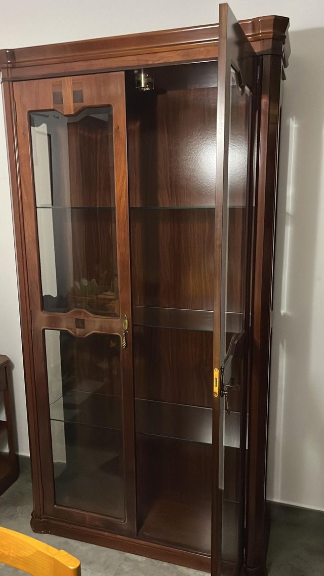 Vitrina de madera maciza