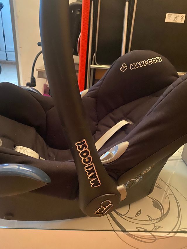 Porta bebé marca maxi cosí con isofix