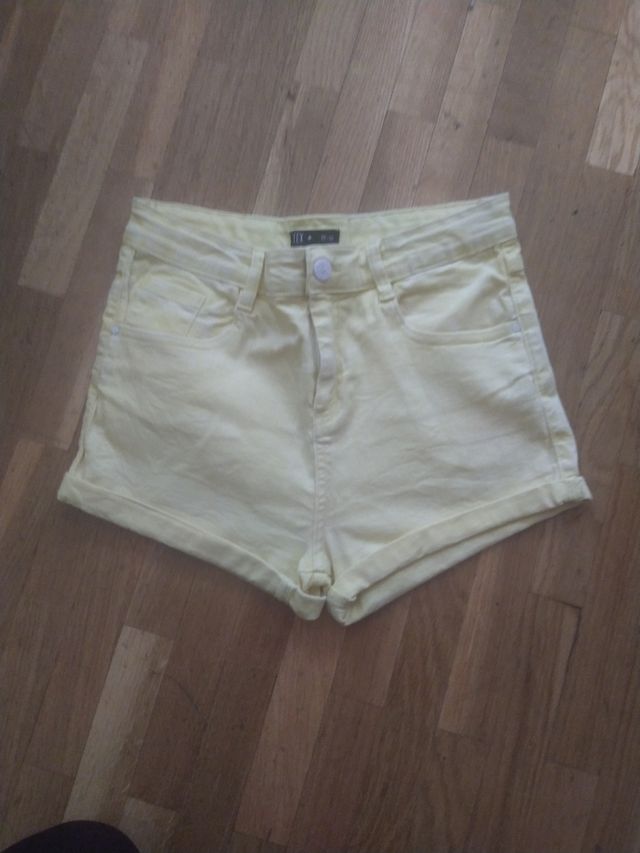 Pantalon cortito amarillo niña