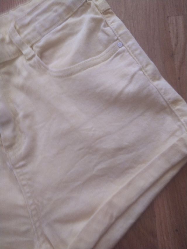 Pantalon cortito amarillo niña