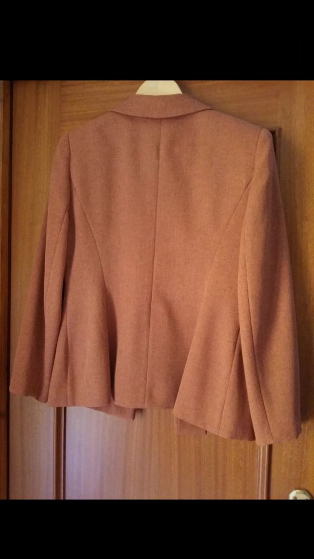 Traje de falda coral de mujer