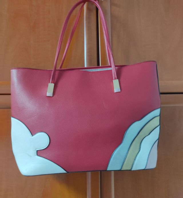 Precioso bolso rojo.