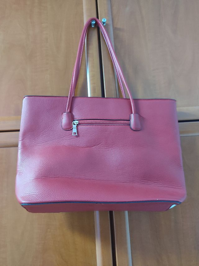 Precioso bolso rojo.