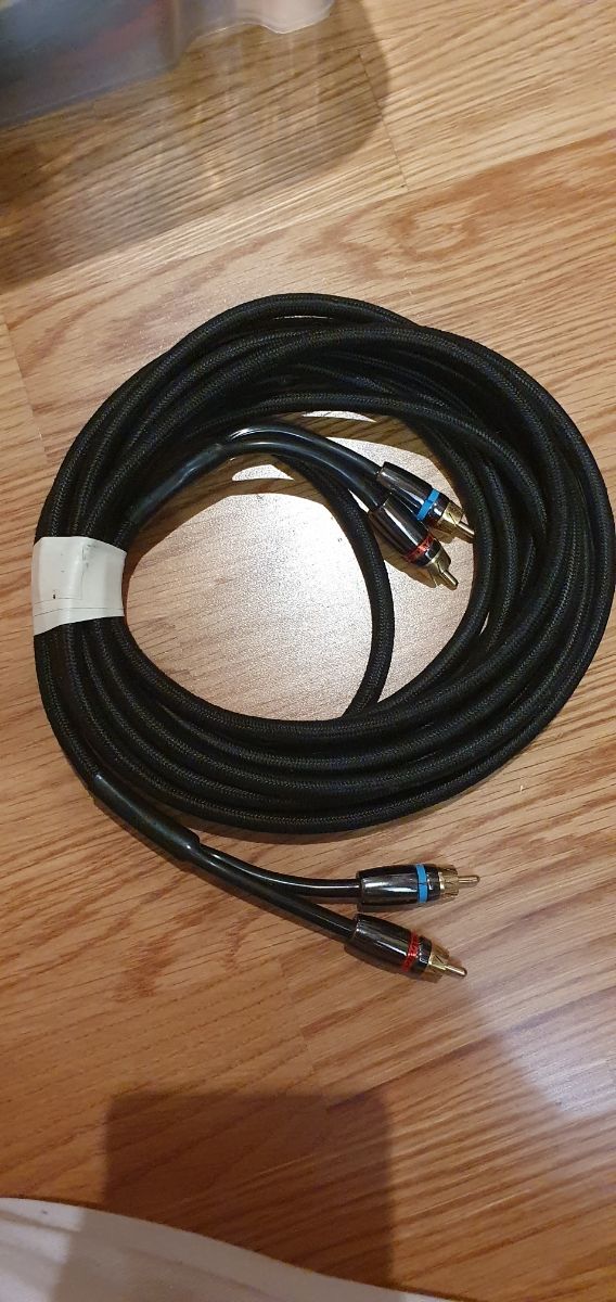 vari prodotti per l'audio dell'auto