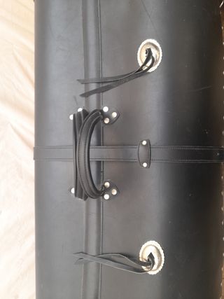 Baúl de cuero de estilo motero mide 1.50 x o.43