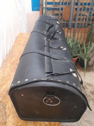 Baúl de cuero de estilo motero mide 1.50 x o.43