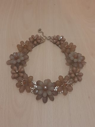 Collar rígido, con flores grandes, tonos marrones.
