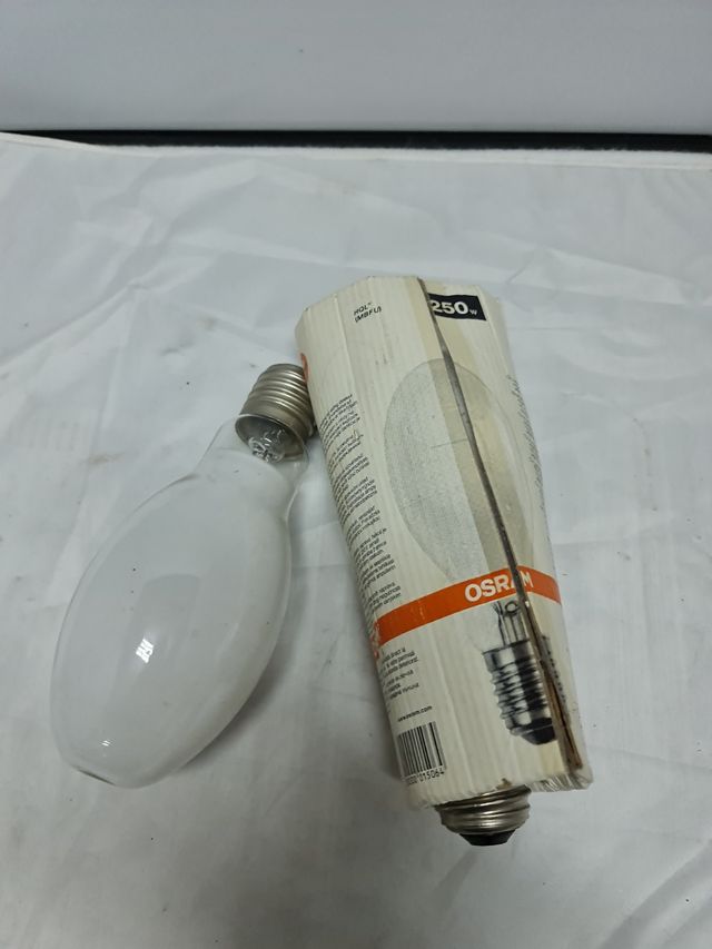 Lámparas vapor de sodio para naves industriales de segunda mano por 3 EUR en Sant Vicent del