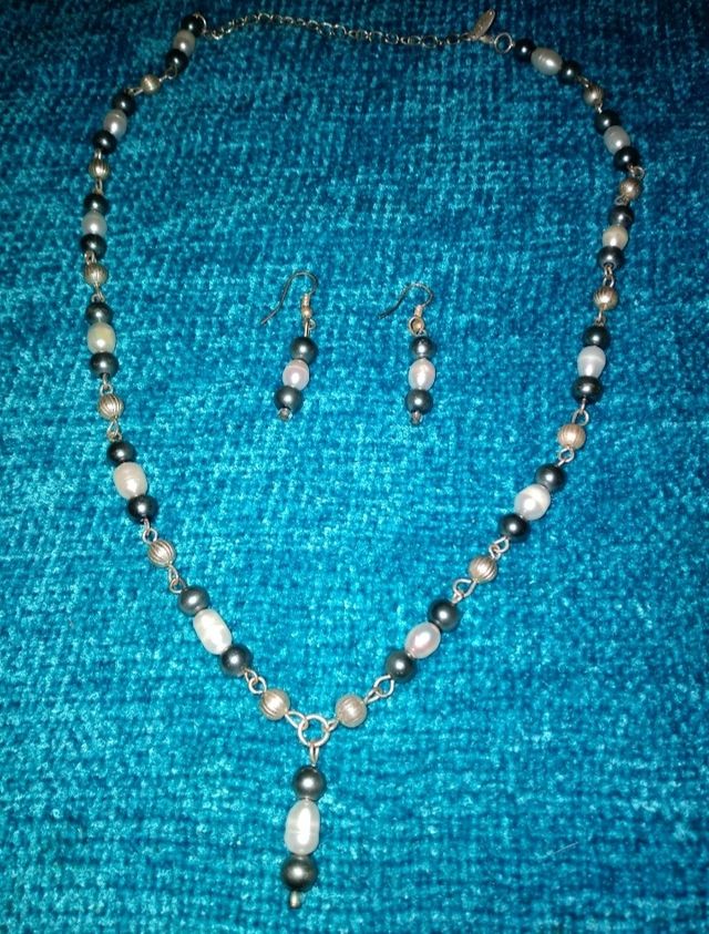 Juego de collar y pendiente de perlitas