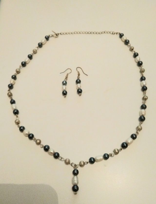 Juego de collar y pendiente de perlitas