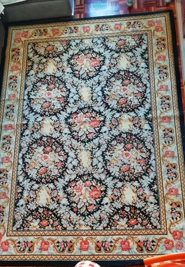 Alfombra grande con motivos vegetales