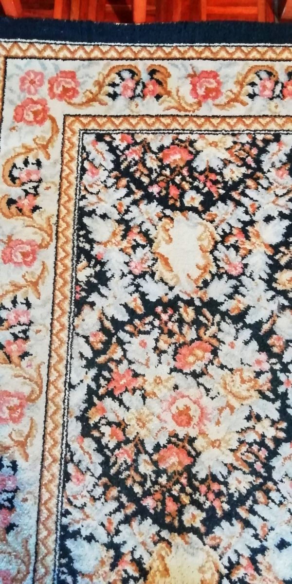 Alfombra grande con motivos vegetales