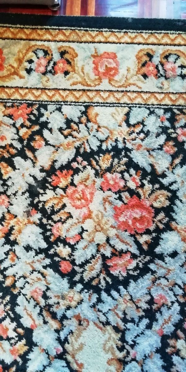 Alfombra grande con motivos vegetales