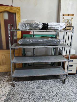 Estantería metálica con ruedas