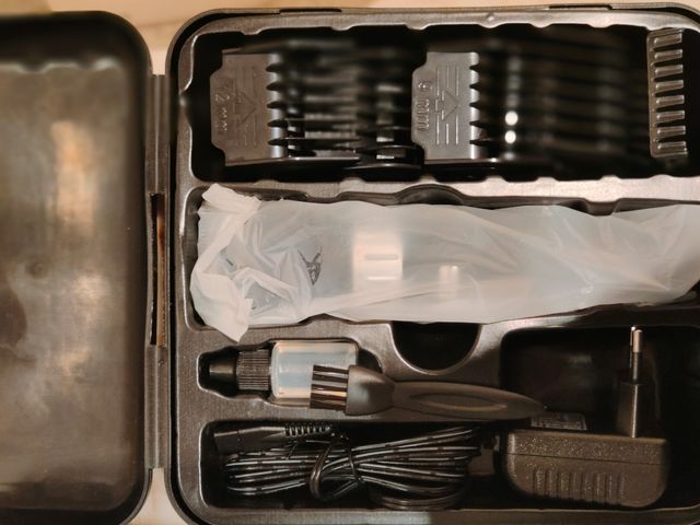 MAQUINA CORTADORA DE PELO Y PATILLAS