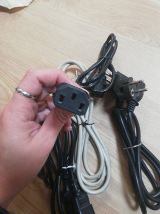 4 cables de alimentacion y alargadera