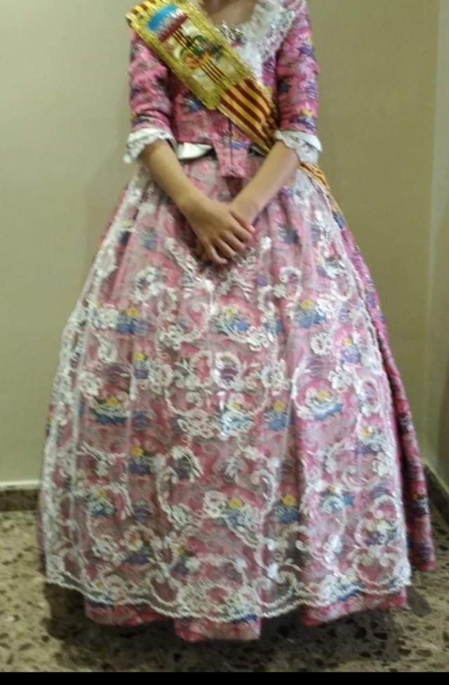 Traje de fallera, manteletas más 2 pares  zapatos